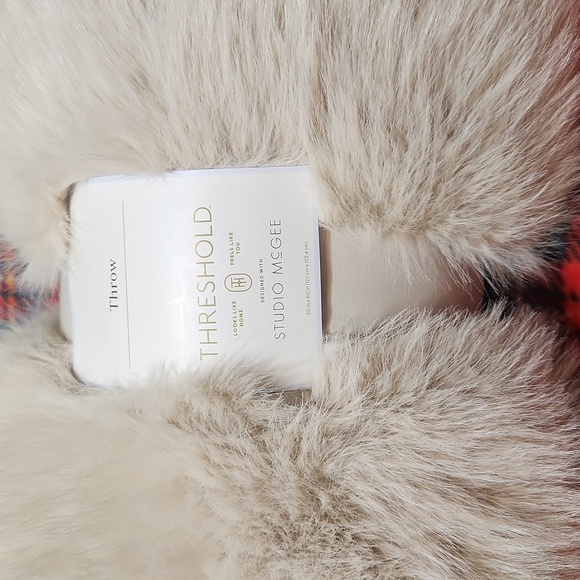 THRESHOLD STUDIO McGEE FAUX FUR THROW - Picture 11 of 11